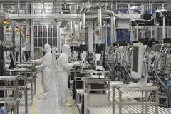 Công nhân làm việc tại nhà máy Naka của Hãng sản xuất chip Renesas Electronics ở Hitachinaka, tỉnh Ibaraki, Nhật Bản. (Ảnh: AFP/TTXVN)