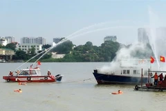 Diễn tập phương án phòng cháy, chữa cháy và cứu nạn trên sông Hồng