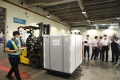 [Photo] Việt Nam nhận lô vaccine COVID-19 đầu tiên từ COVAX Facility