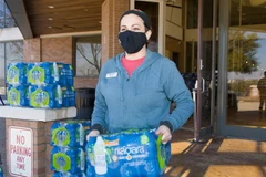 Tình nguyện viên phát nước sạch cho người dân tại ngoại ô thành phố Dallas, bang Texas, Mỹ. (Ảnh: THX/TTXVN)