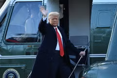 Tổng thống Mỹ Donald Trump lên chuyên cơ Không lực 1 để rời thủ đô Washington ngày 20/1/2021. (Ảnh: AFP/TTXVN)