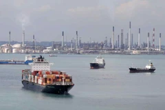 Tàu chở hàng ở ngoài khơi Singapore. (Ảnh: Reuters)