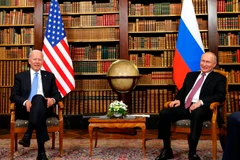 Tổng thống Mỹ Joe Biden (trái) và người đồng cấp Nga Vladimir Putin tại cuộc gặp ở Geneva, Thụy Sĩ ngày 16/6. (Ảnh: THX/TTXVN)