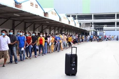 Người dân chờ tiêm vaccine ngừa COVID-19 tại Phnom Penh, Campuchia, ngày 1/5/2021. (Ảnh: THX/TTXVN)