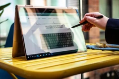 Galaxy Book Pro 360. (Nguồn: theverge.com)