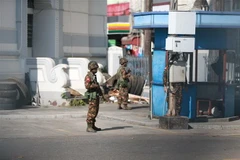 Binh sỹ gác tại Yangon, Myanmar. (Ảnh: THX/TTXVN)