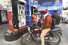 Giá dầu châu Á chạm mức thấp nhất trong 7 tuần, giá vàng ổn định