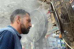 Người dân giải nhiệt trong thời tiết nắng nóng ở Baghdad, Iraq, ngày 29/6. (Ảnh: THX/TTXVN)