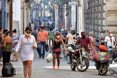 Người dân mua sắm trên một tuyến phố ở La Habana, Cuba. (Ảnh: AFP/TTXVN)