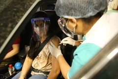 Nhân viên y tế tiêm tiêm vaccine ngừa COVID-19 cho người dân tại một điểm tiêm chủng lưu động ở New Delhi, Ấn Độ, ngày 27/5/2021. (Ảnh: THX/TTXVN)