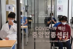 Một địa điểm tiêm chủng vaccine ngừa COVID-19 ở Seoul, Hàn Quốc. (Ảnh: AFP/TTXVN)