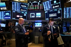 Chỉ số Nasdaq phá ngưỡng 15.000 điểm, liệu Dow Jones có “nối gót”?
