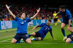 Tiền vệ Federico Chiesa (trái) lập công cho tuyển Italy khi ghi bàn thắng mở tỷ số trước tuyển Áo ở hiệp phụ thứ nhất trận đấu vòng 16 đội, vòng chung kết EURO 2020 trên sân Wembley (Anh) ngày 26/6. (Ảnh: AFP/TTXVN)