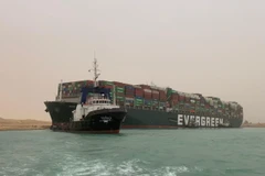 Siêu tàu chở hàng Ever Given bị mắc cạn tại Kênh đào Suez, Ai Cập, ngày 24/3/2021. (Ảnh: THX/TTXVN)