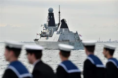 Nga công bố video ghi khoảnh khắc bắn cảnh cáo tàu khu trục của Anh