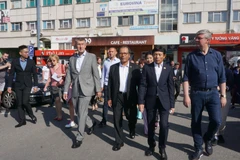 Thủ tướng Andrej Babis thăm trung tâm thương mại Sapa. (Ảnh: Hồng Kỳ/TTXVN)