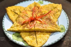 Cảm nhận độ ngậy, béo, mềm dẻo của món trứng chiên cốm xanh