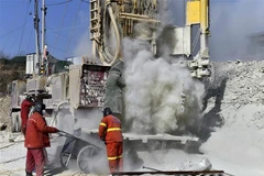 Lực lượng cứu hộ nỗ lực giải cứu nạn nhân bị mắc kẹt trong vụ sập mỏ vàng ở tỉnh Sơn Đông, Trung Quốc ngày 19/1/2021. (Ảnh: THX/TTXVN)