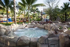 Du khách tận hưởng không gian du lịch nghỉ dưỡng ở Phú Quốc. (Ảnh: Hồng Đạt/TTXVN)