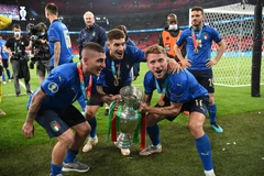 Niềm vui phút đăng quang vô địch EURO 2020 của các cầu thủ Italy trong trận chung kết gặp đội chủ nhà Anh trên sân Wembley ở London, ngày 11/7/2021. (Ảnh: AFP/TTXVN)