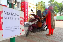 Một cây xăng ở Ấn Độ. (Ảnh: THX/TTXVN)