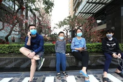 Cư dân chung cư Sky City Tower đã có thể đi lại, dạo chơi sau lệnh dỡ bỏ cách ly. (Ảnh: Thành Đạt/TTXVN)