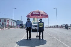 Lực lượng chức năng Campuchia làm nhiệm vụ tại Koh Pich sau khi phát hiện nhiều ca lây nhiễm virus SARS-CoV-2. (Ảnh: TTXVN/phát)