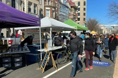 Người dân đeo khẩu trang phòng lây nhiễm COVID-19 tại một khu chợ ở Washington, DC, Mỹ, ngày 21/2/2021. (Ảnh: AFP/TTXVN)
