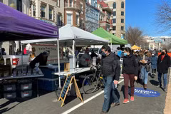 Người dân đeo khẩu trang phòng lây nhiễm COVID-19 tại một khu chợ ở Washington, DC, Mỹ, ngày 21/2/2021. (Ảnh: AFP/TTXVN)