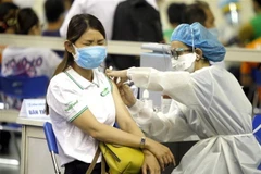 Người lao động Thành phố Hồ Chí Minh được tiêm vaccine phòng COVID-19. (Ảnh: Thanh Vũ/TTXVN)