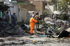 Lực lượng an ninh Afghanistan điều tra tại hiện trường một vụ nổ ở Kabul. (Ảnh: AFP/TTXVN)
