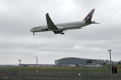 Một máy bay Boeing 777 chuẩn bị hạ cánh xuống sân bay Heathrow ở London, Anh. (Ảnh: AFP/ TTXVN)