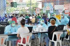 Người dân đăng ký tiêm vaccine ngừa COVID-19 tại Bangkok, Thái Lan. (Ảnh: THX/TTXVN)