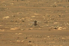 (Ảnh do NASA cung cấp): Thiết bị bay Ingenuity thực hiện chuyến bay đầu tiên trên Sao Hỏa, ngày 19/4/2021. (Ảnh: AFP/TTXVN)