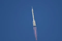 Tàu Thần Châu 12 được phóng lên bằng tên lửa đẩy Trường Chinh 2F từ bãi phóng Tửu Tuyền trên sa mạc Gobi ở phía Tây Bắc Trung Quốc, ngày 17/6. (Ảnh: THX/TTXVN)