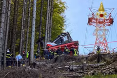 Hiện trường vụ rơi cáp treo ở thị trấn Stresa, vùng Piedmont, Italy, ngày 23/5/2021. (Ảnh: AFP/TTXVN)