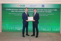 Ông Lê Thanh Quý Ngọc – Giám đốc khối Quản lý Rủi ro OCB nhận giấy chứng nhận hoàn thành triển khai và áp dụng nền tảng quản lý vốn theo Basel II nâng cao từ Moody’s Analytic . (Ảnh: Vietnam+)