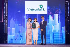 Bà Nguyễn Thị Minh Hải - Phó trưởng Văn phòng đại diện Vietcombank tại Thành phố Hồ Chí Minh nhận giải thưởng do Ban tổ chức trao tặng. (Ảnh: Vietnam+) 