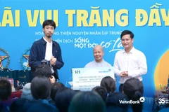 Đại diện VietinBank cùng Nghệ sĩ Rapper Đen Vâu trao tặng quà cho các em nhỏ tại Mái ấm Diệu Giác. (Ảnh: Vietnam+)