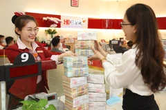 Chính phủ yêu cầu NHNN thực hiện các giải pháp đồng bộ, quyết liệt để giảm mặt bằng lãi suất, nhất là giảm lãi suất cho vay phấn đấu giảm ít nhất khoảng từ 1,5%-2%. (Ảnh: PV/Vietnam+)