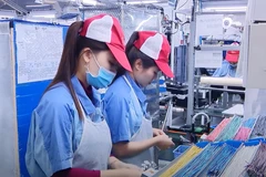 Việc các ngân hàng giảm lãi suất tiền gửi tiết kiệm là cơ sở để giảm lãi suất cho vay hỗ trợ doanh nghiệp. (Ảnh: Vietnam+)