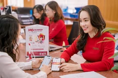 Khách hàng giao dịch tại Agribank. (Ảnh: PV/Vietnam+)