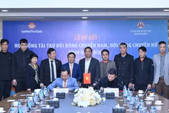 Lãnh đạo hai bên tham gia ký kết. (Ảnh: Vietnam+) 