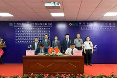 Ông Phạm Bình Hùng, Giám đốc OCB - Chi nhánh Lạng Sơn thực hiện ký kết hợp đồng hợp tác thanh toán biên mậu với các chi nhánh thuộc Khối liên hợp hợp tác xã tín dụng nông thôn khu tự trị dân tộc Choang Quảng Tây. (Ảnh: Vietnam+)