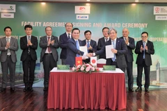 Ông Nguyễn Thanh Tùng - Thành viên HĐQT, Tổng Giám đốc (hàng đầu, bên trái) và ông Uchida Makoto - Giám đốc quản lý, Giám đốc toàn cầu khối Tài chính, cơ sở hạ tầng và môi trường, Ngân hàng Hợp tác Quốc tế Nhật Bản đại diện 2 bên ký hợp đồng tín dụng. (Ản