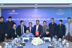Lãnh đạo hai bên tham gia ký kết. (Ảnh: Vietnam+) 