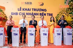Lãnh đạo Ủy ban Nhân dân tỉnh Bến Tre và SHB cắt băng khai trương SHB Bến Tre. (Ảnh: Vietnam+)