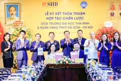Lãnh đạo 2 bên tham gia ký kết. (Ảnh: PV/Vietnam+)