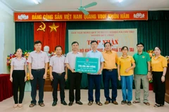 Công đoàn Ngân hàng Chính sách xã hội hỗ trợ 200 triệu đồng cho người dân tại huyện Quỳ Châu. (Ảnh: Vietnam+)