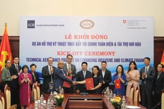 Lãnh đạo hai bên tham gia ký kết. (Ảnh: PV/Vietnam+)